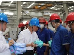 正泰電氣黨委書記陳成劍、常務副總裁陳國良等一行深入生產一線慰問“送清涼”活動