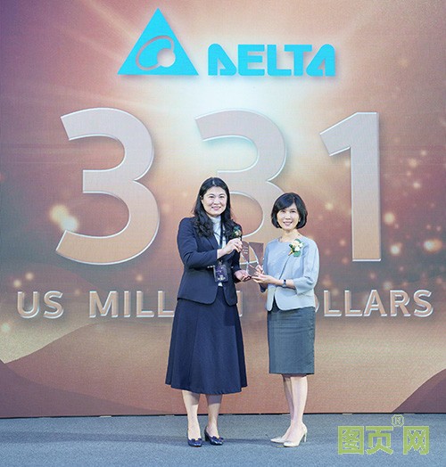 02-臺(tái)達(dá)連續(xù)十年入選臺(tái)灣二十五大國(guó)際品牌,品牌長(zhǎng)郭珊珊(右)代表領(lǐng)獎(jiǎng)