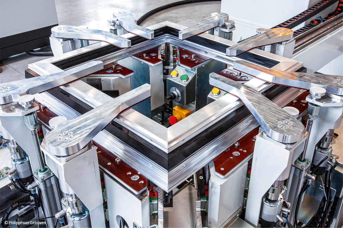 在壓制窗框之前,系統會根據窗戶尺寸精確定位緊固件。